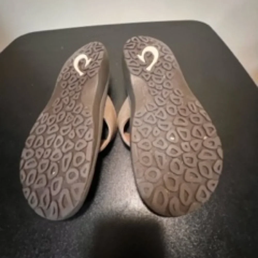 Olukai Ohana size 10 brown flipflop